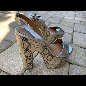 Snakeskin look high platform shoes size 7